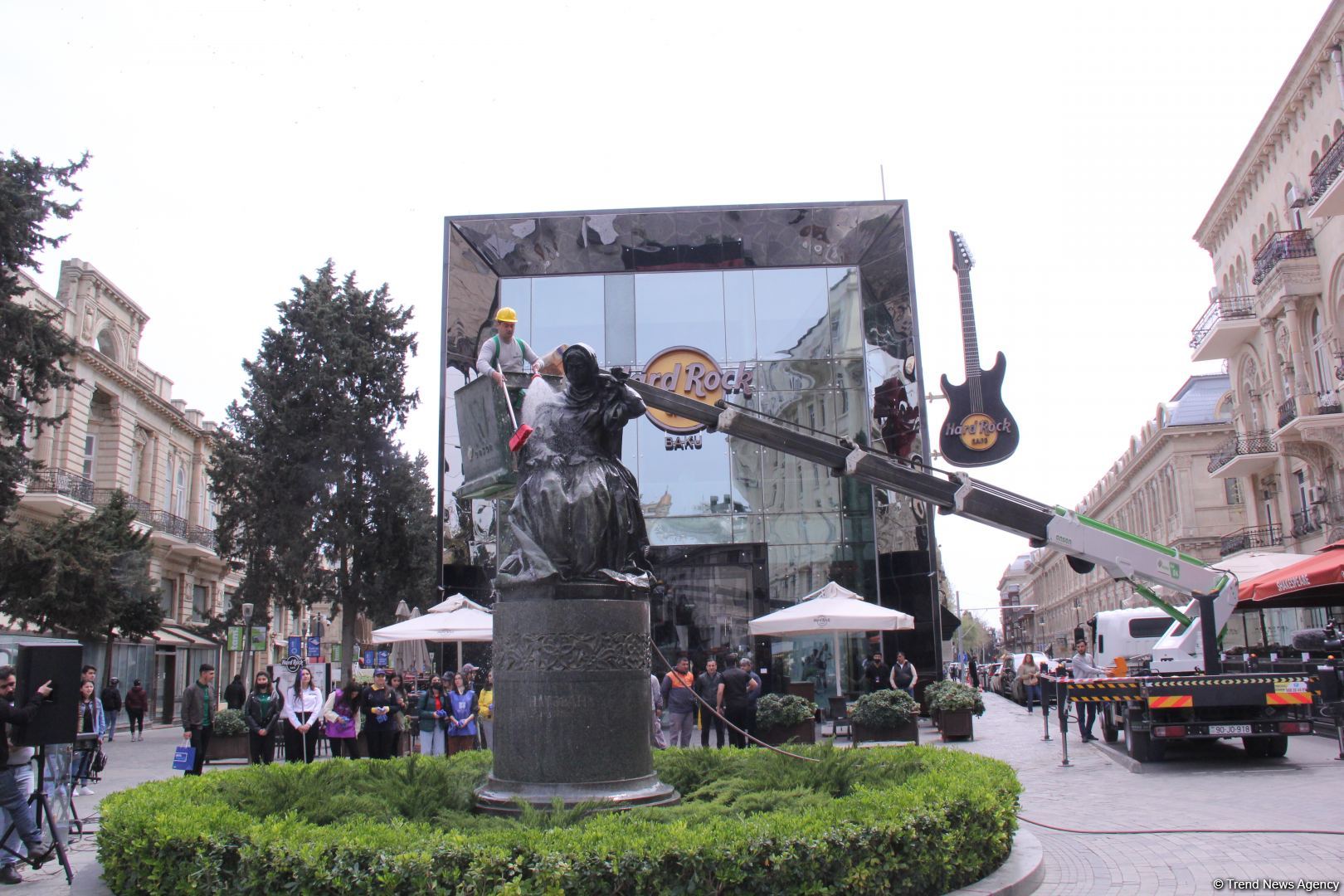 В Баку стартовал проект Təmiz heykəl: представлен маршрут Хуршидбану Натаван - Мирза Фатали Ахундзаде (ФОТО/ВИДЕО)