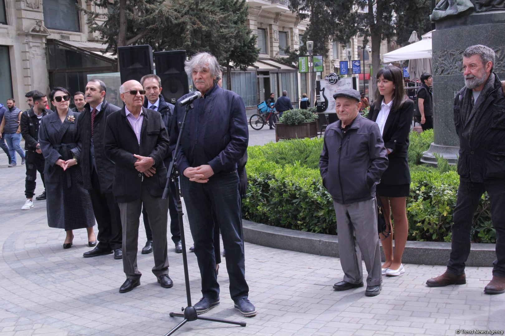 В Баку стартовал проект Təmiz heykəl: представлен маршрут Хуршидбану Натаван - Мирза Фатали Ахундзаде (ФОТО/ВИДЕО)