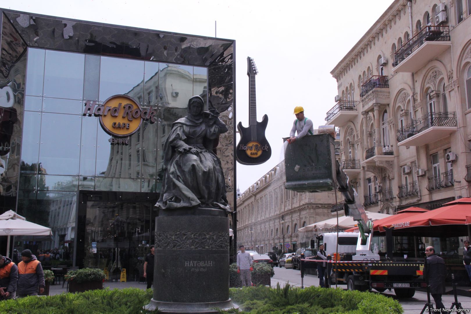 В Баку стартовал проект Təmiz heykəl: представлен маршрут Хуршидбану Натаван - Мирза Фатали Ахундзаде (ФОТО/ВИДЕО)