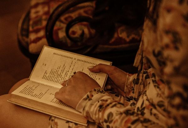 Женщина вне времени и пространства – вечерний Баку  (ФОТО)