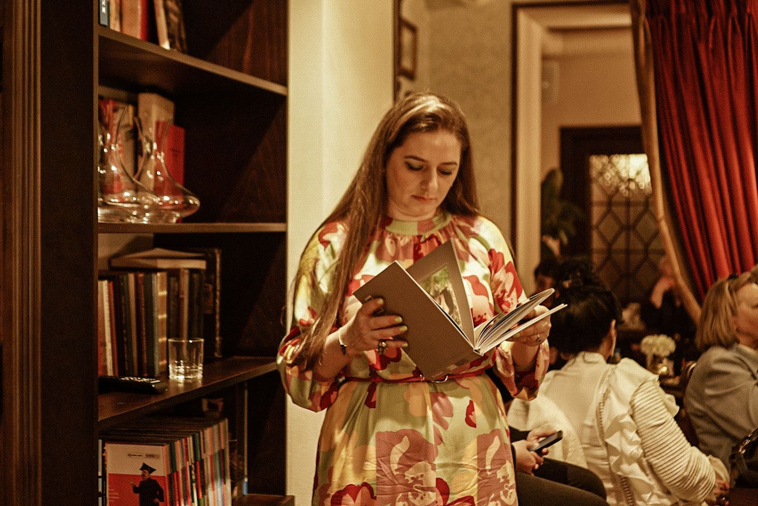 Женщина вне времени и пространства – вечерний Баку  (ФОТО)