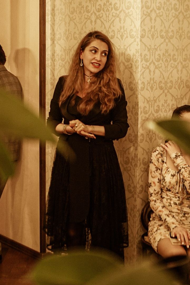 Женщина вне времени и пространства – вечерний Баку  (ФОТО)