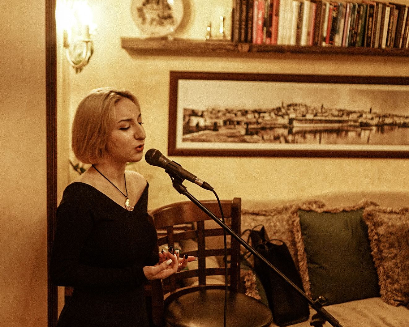 Женщина вне времени и пространства – вечерний Баку  (ФОТО)