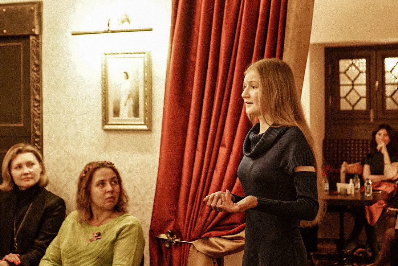 Женщина вне времени и пространства – вечерний Баку  (ФОТО)