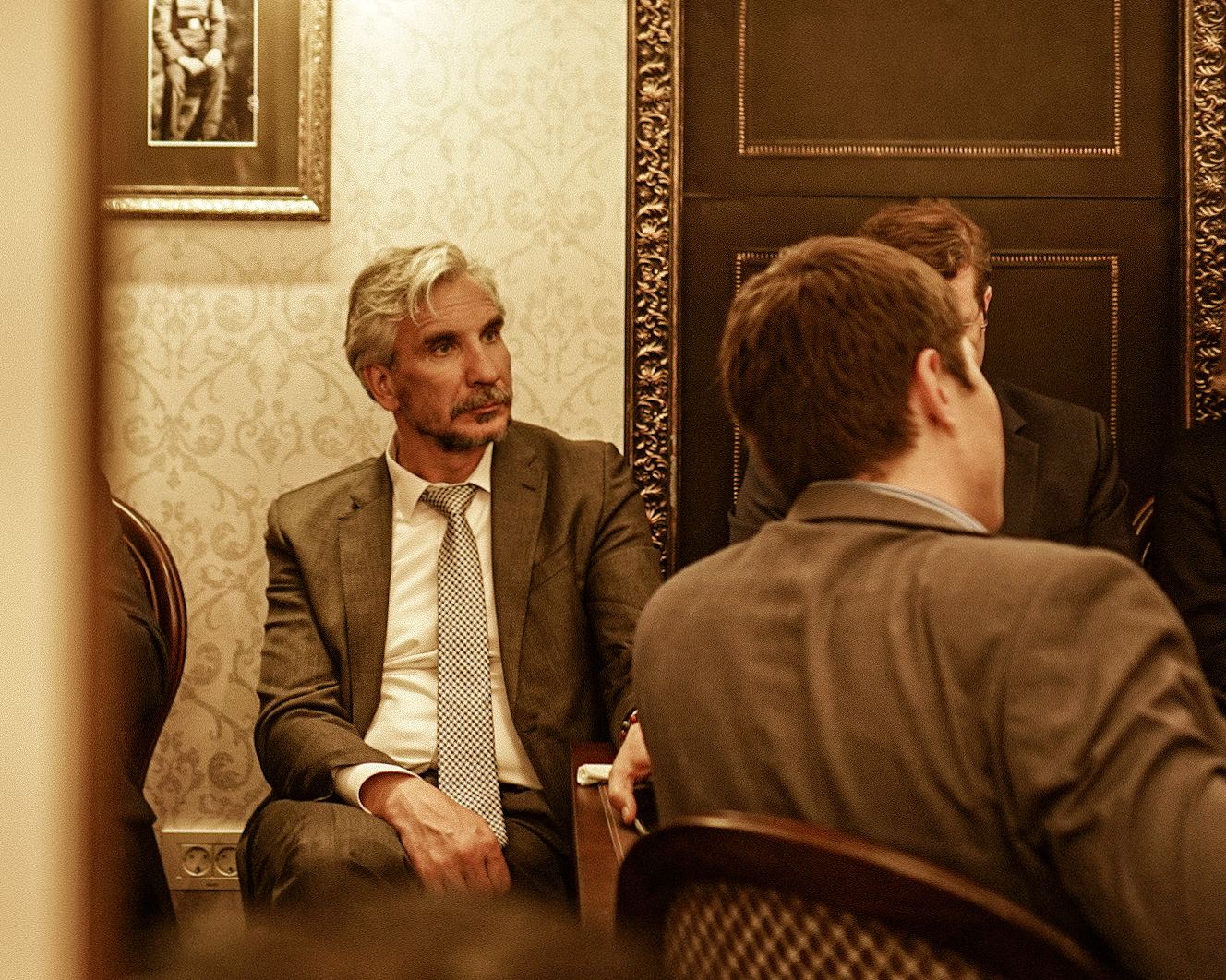 Женщина вне времени и пространства – вечерний Баку  (ФОТО)