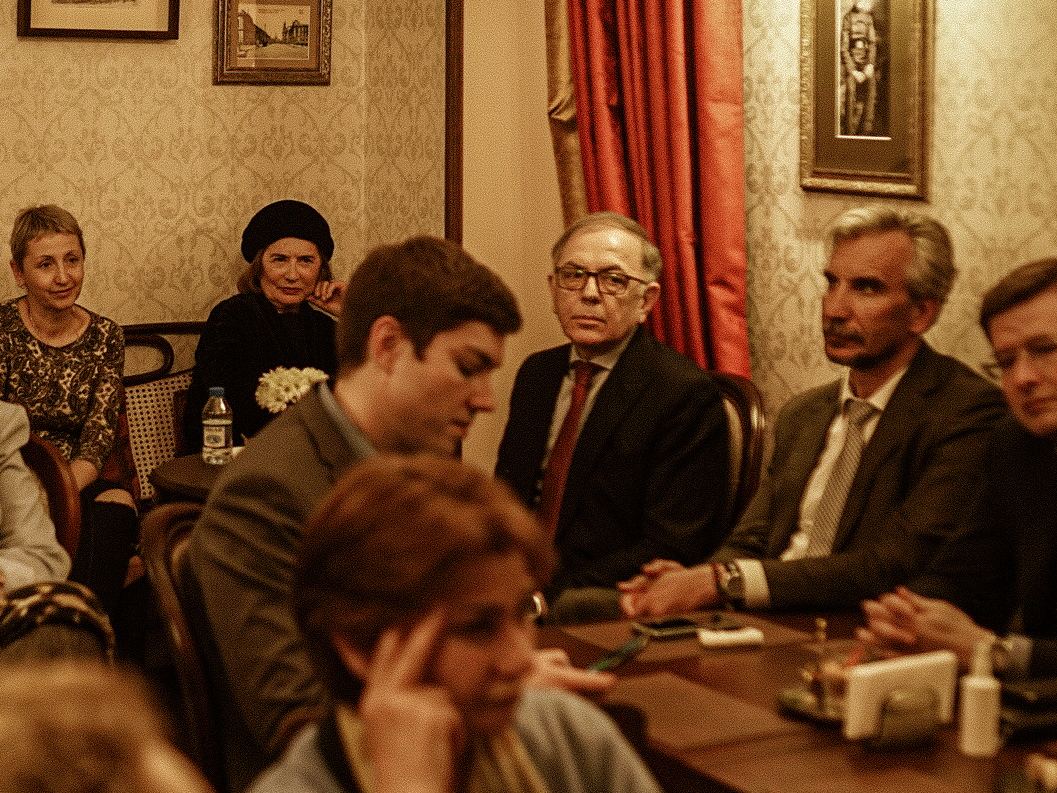 Женщина вне времени и пространства – вечерний Баку  (ФОТО)