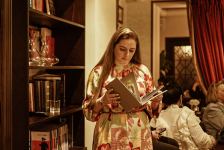 Женщина вне времени и пространства – вечерний Баку  (ФОТО)