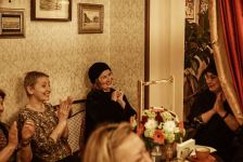 Женщина вне времени и пространства – вечерний Баку  (ФОТО)