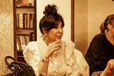 Женщина вне времени и пространства – вечерний Баку  (ФОТО)