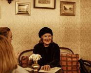 Женщина вне времени и пространства – вечерний Баку  (ФОТО)