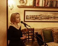 Женщина вне времени и пространства – вечерний Баку  (ФОТО)