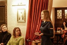 Женщина вне времени и пространства – вечерний Баку  (ФОТО)