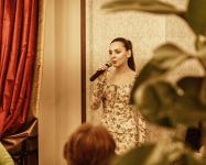 Женщина вне времени и пространства – вечерний Баку  (ФОТО)