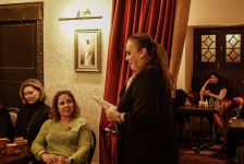 Женщина вне времени и пространства – вечерний Баку  (ФОТО)