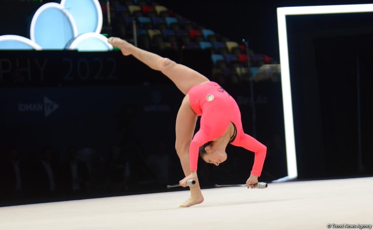 Арзу Джалилова и Зохра Агамирова представили программу с булавами на Кубке мира FIG в Баку (ФОТО)