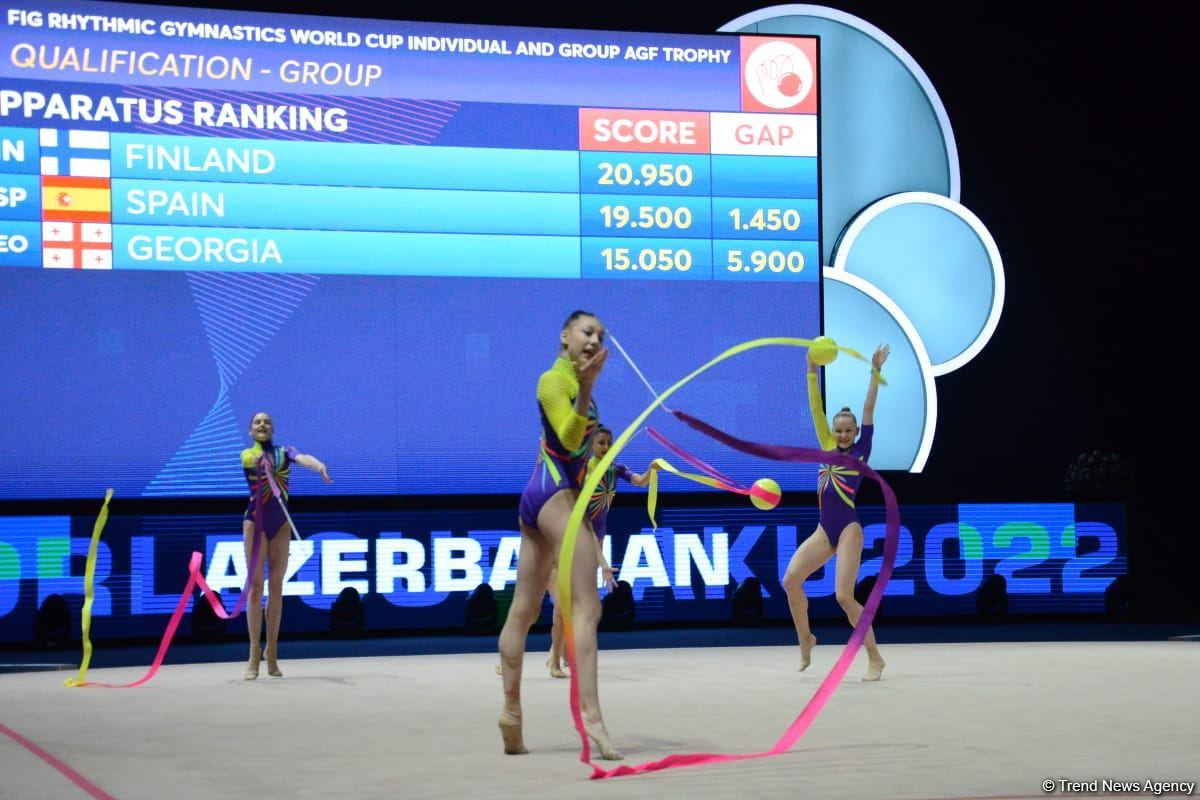 Команда Азербайджана на Кубке мира в Баку занимает первое промежуточное место в упражнении с тремя лентами и двумя мячами (ФОТО)