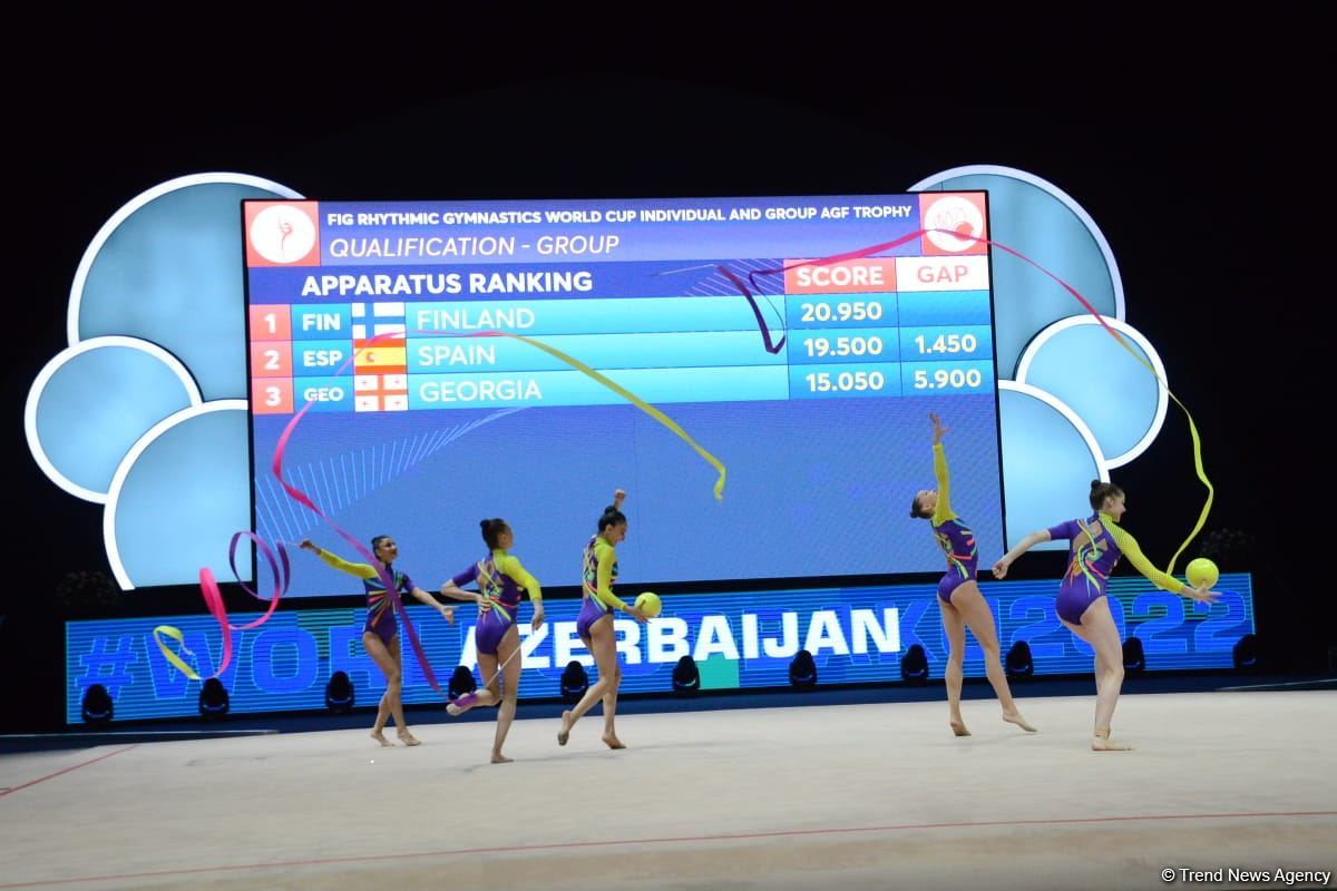 Команда Азербайджана на Кубке мира в Баку занимает первое промежуточное место в упражнении с тремя лентами и двумя мячами (ФОТО)