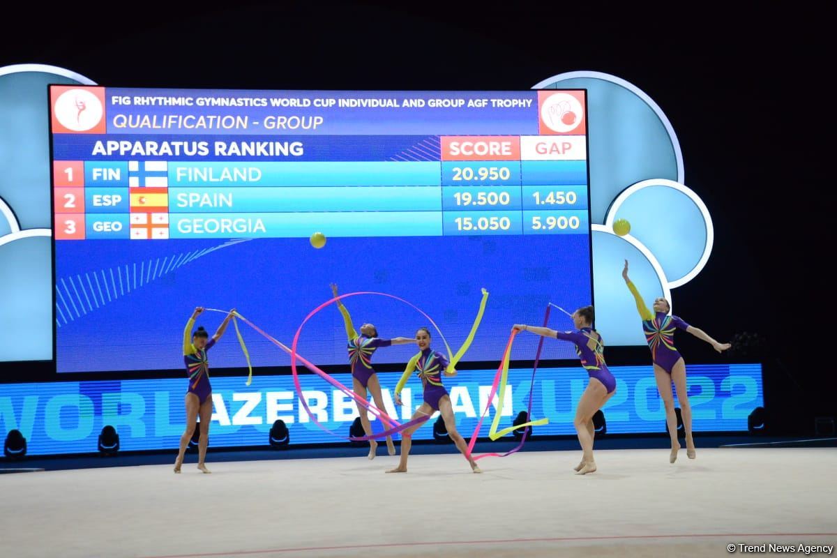 Команда Азербайджана на Кубке мира в Баку занимает первое промежуточное место в упражнении с тремя лентами и двумя мячами (ФОТО)