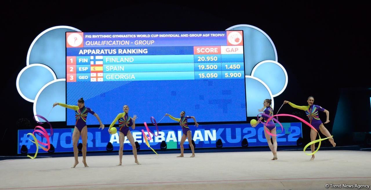 Команда Азербайджана на Кубке мира в Баку занимает первое промежуточное место в упражнении с тремя лентами и двумя мячами (ФОТО)