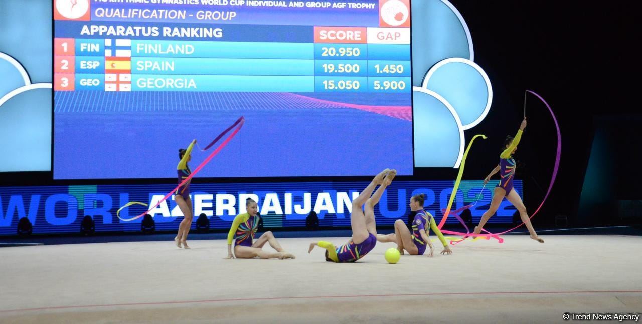 Команда Азербайджана на Кубке мира в Баку занимает первое промежуточное место в упражнении с тремя лентами и двумя мячами (ФОТО)