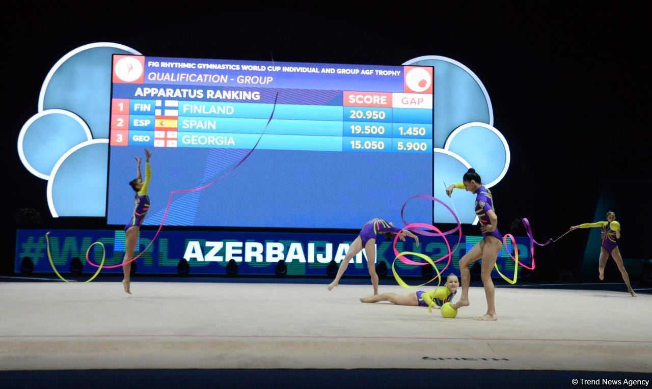 Команда Азербайджана на Кубке мира в Баку занимает первое промежуточное место в упражнении с тремя лентами и двумя мячами (ФОТО)