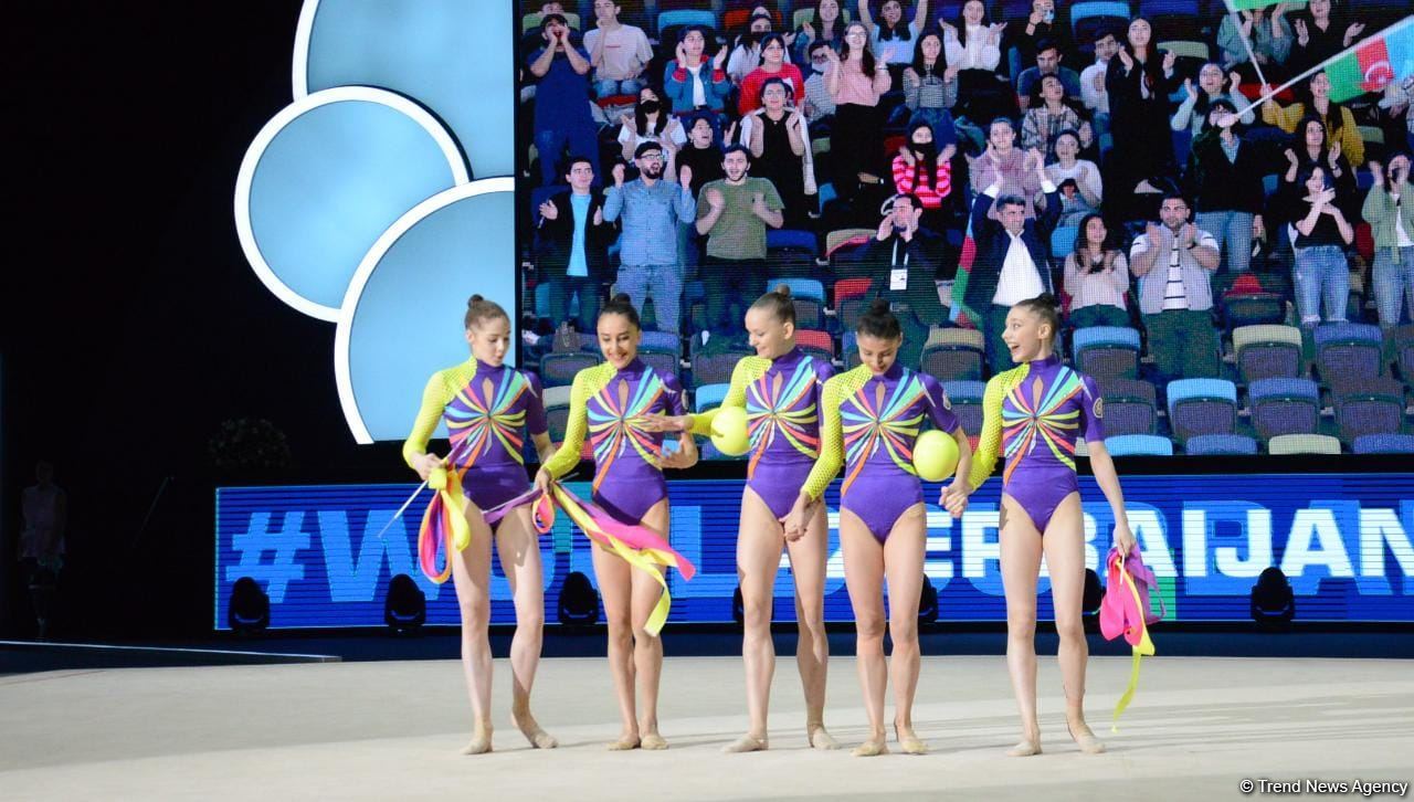 Команда Азербайджана на Кубке мира в Баку занимает первое промежуточное место в упражнении с тремя лентами и двумя мячами (ФОТО)