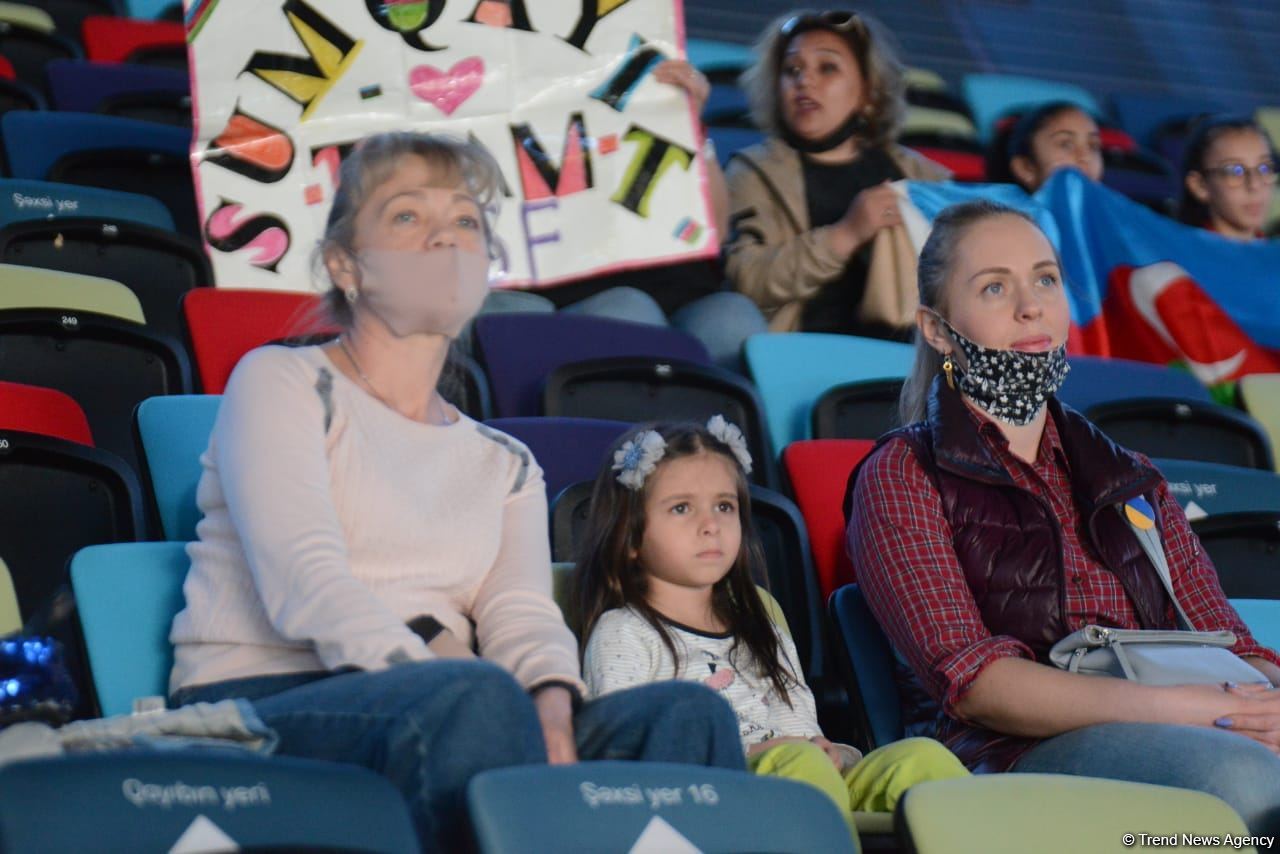 Яркость и красота – зрители в восторге от выступления участниц Кубка мира по художественной гимнастике в Баку (ФОТО)