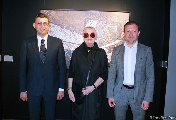 В Баку открылась оригинальная экспозиция Анны Ибрагимбековой "Зеркало незримого" – композиции в панно, диптихе и триптихе (ФОТО)