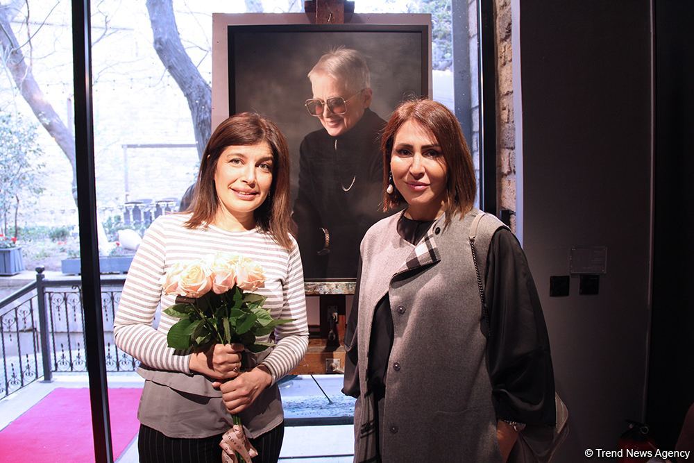 В Баку открылась оригинальная экспозиция Анны Ибрагимбековой "Зеркало незримого" – композиции в панно, диптихе и триптихе (ФОТО)