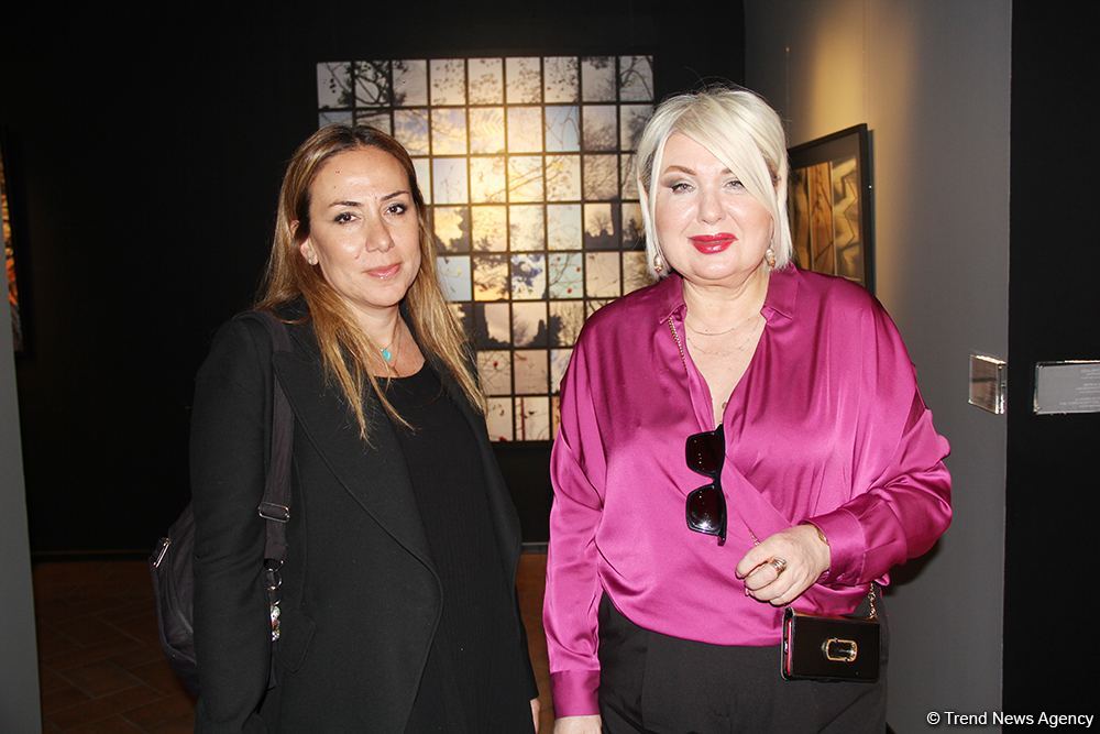 В Баку открылась оригинальная экспозиция Анны Ибрагимбековой "Зеркало незримого" – композиции в панно, диптихе и триптихе (ФОТО)