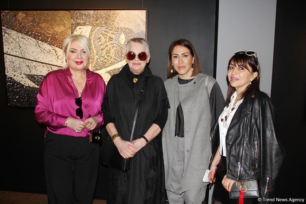 В Баку открылась оригинальная экспозиция Анны Ибрагимбековой "Зеркало незримого" – композиции в панно, диптихе и триптихе (ФОТО)