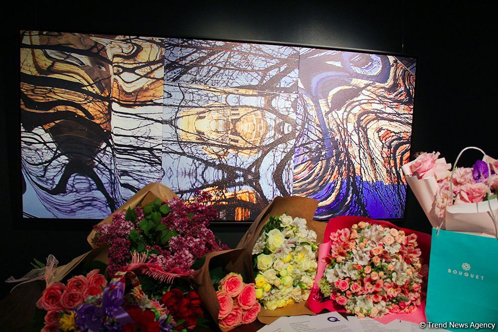 В Баку открылась оригинальная экспозиция Анны Ибрагимбековой "Зеркало незримого" – композиции в панно, диптихе и триптихе (ФОТО)
