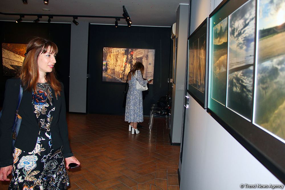 В Баку открылась оригинальная экспозиция Анны Ибрагимбековой "Зеркало незримого" – композиции в панно, диптихе и триптихе (ФОТО)