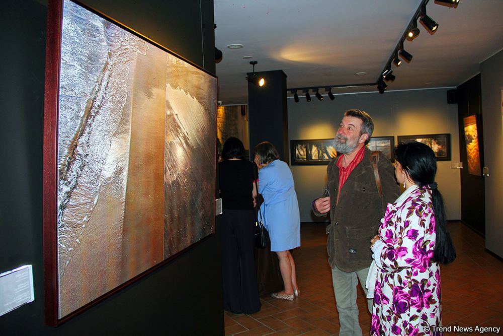 В Баку открылась оригинальная экспозиция Анны Ибрагимбековой "Зеркало незримого" – композиции в панно, диптихе и триптихе (ФОТО)