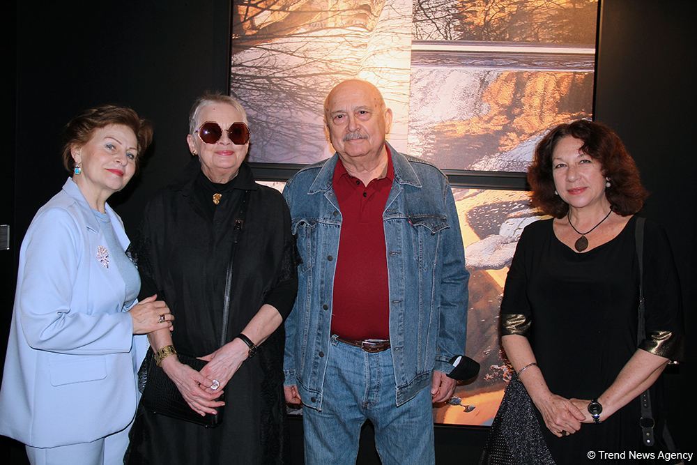 В Баку открылась оригинальная экспозиция Анны Ибрагимбековой "Зеркало незримого" – композиции в панно, диптихе и триптихе (ФОТО)