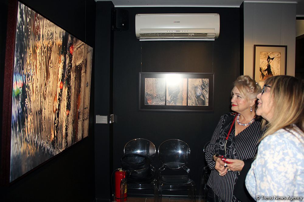 В Баку открылась оригинальная экспозиция Анны Ибрагимбековой "Зеркало незримого" – композиции в панно, диптихе и триптихе (ФОТО)