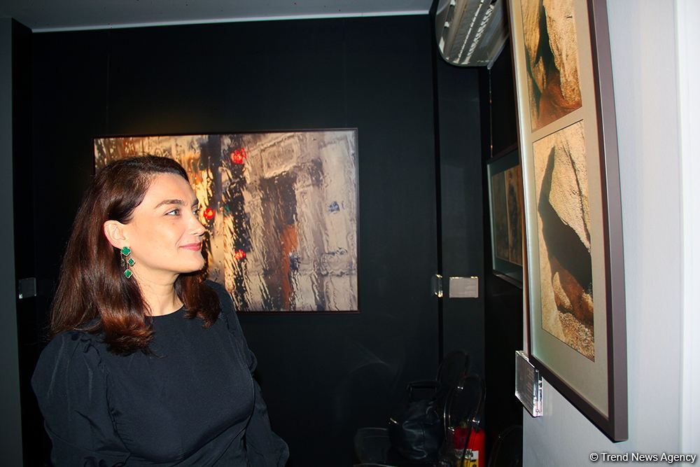 В Баку открылась оригинальная экспозиция Анны Ибрагимбековой "Зеркало незримого" – композиции в панно, диптихе и триптихе (ФОТО)