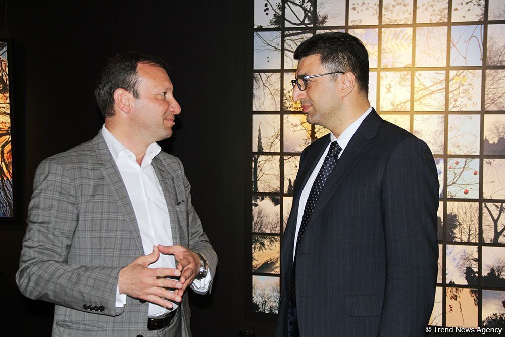 В Баку открылась оригинальная экспозиция Анны Ибрагимбековой "Зеркало незримого" – композиции в панно, диптихе и триптихе (ФОТО)