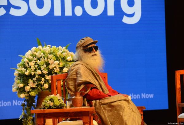 Известный йогин Садхгуру выступил с лекцией в Баку - глобальное движение для преодоления кризиса почвы (ФОТО)
