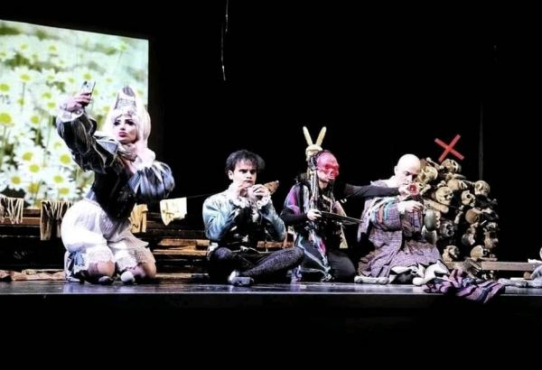 В Баку состоялась премьера сюрреалистического спектакля "Псих" по мотивам романа "Дон Кихот" (ФОТО)