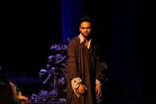 В Баку состоялась премьера сюрреалистического спектакля "Псих" по мотивам романа "Дон Кихот" (ФОТО)