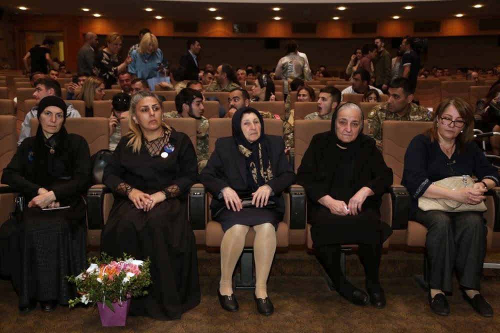 В Баку состоялся премьерный показ фильма Poladın izi ilə, посвященного памяти генерал-майора Полада Гашимова (ФОТО)