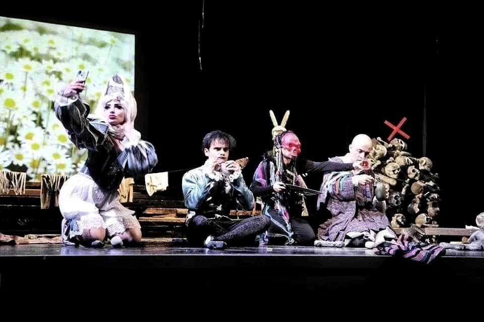 В Баку состоялась премьера сюрреалистического спектакля "Псих" по мотивам романа "Дон Кихот" (ФОТО)