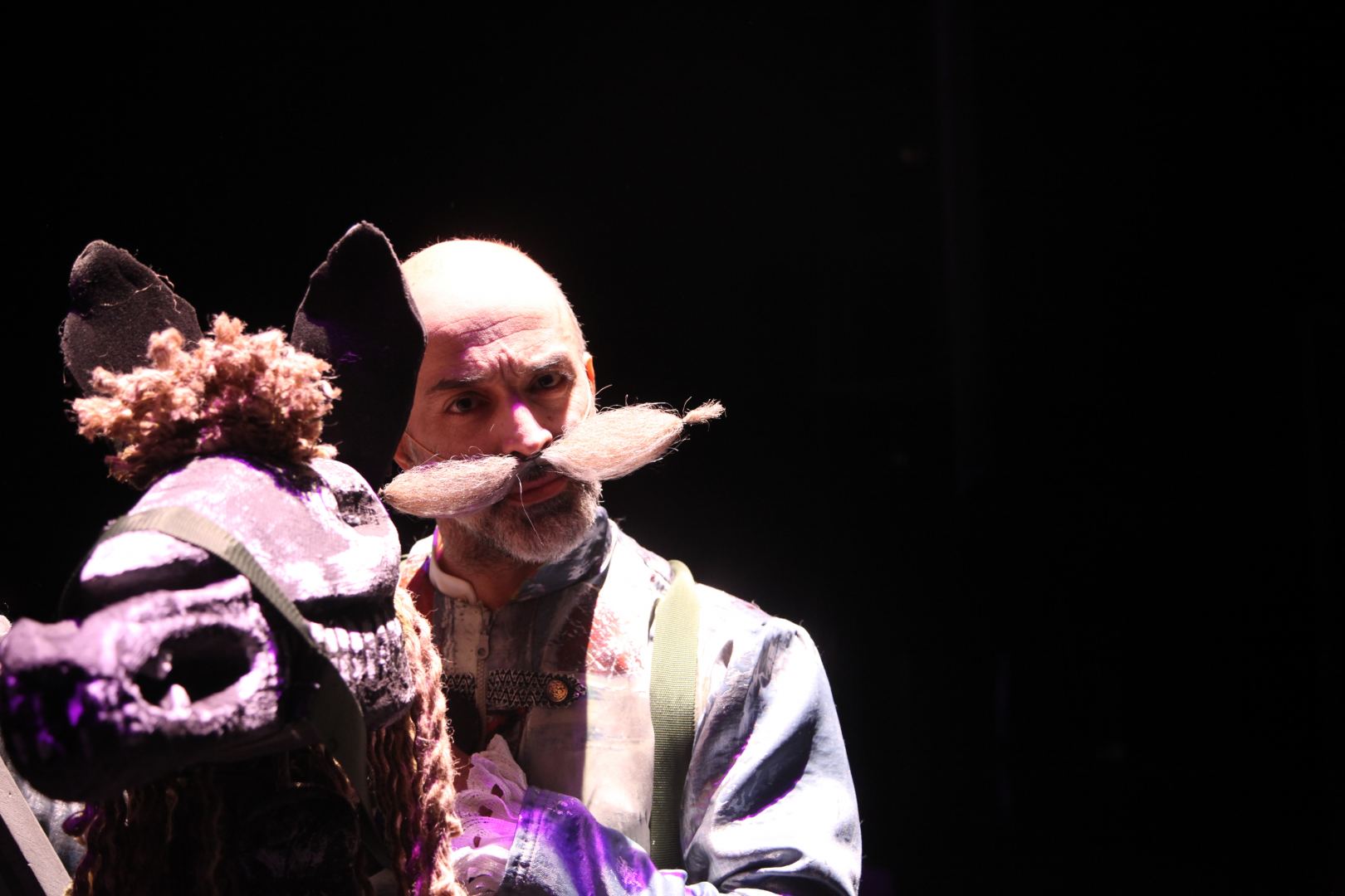 В Баку состоялась премьера сюрреалистического спектакля "Псих" по мотивам романа "Дон Кихот" (ФОТО)