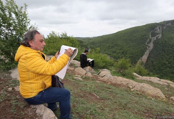 В рамках Международного кулинарного фестиваля в Шуше на Джыдыр дюзю прошел пленэр с участием художников и скульпторов (ФОТО)