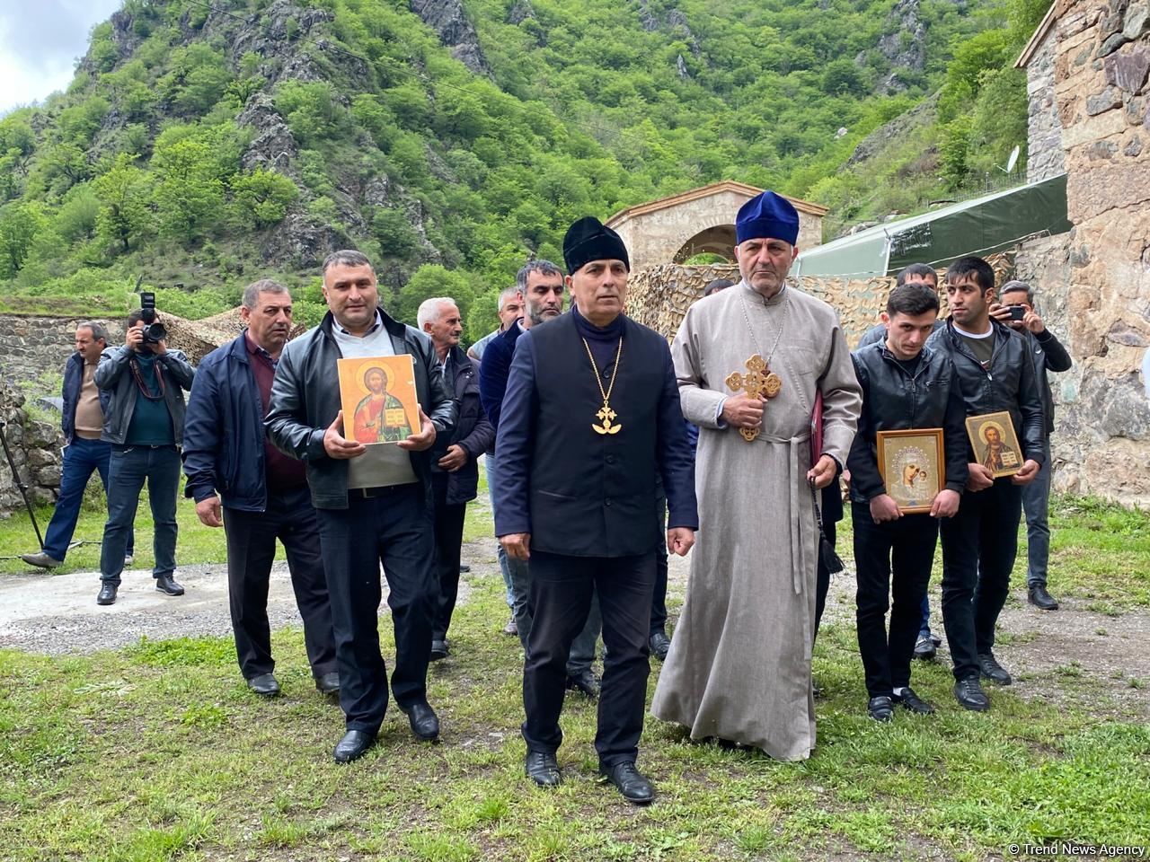 Начался визит представителей Албано-удинской и других христианских общин в Кяльбаджар (ФОТО)
