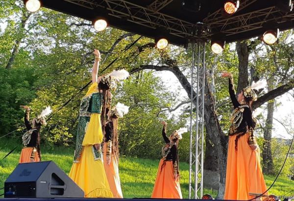 Танцевальные коллективы из Пакистана и Узбекистана выступили на V Международном фольклорном фестивале "Харыбюльбюль" (ФОТО/ВИДЕО)