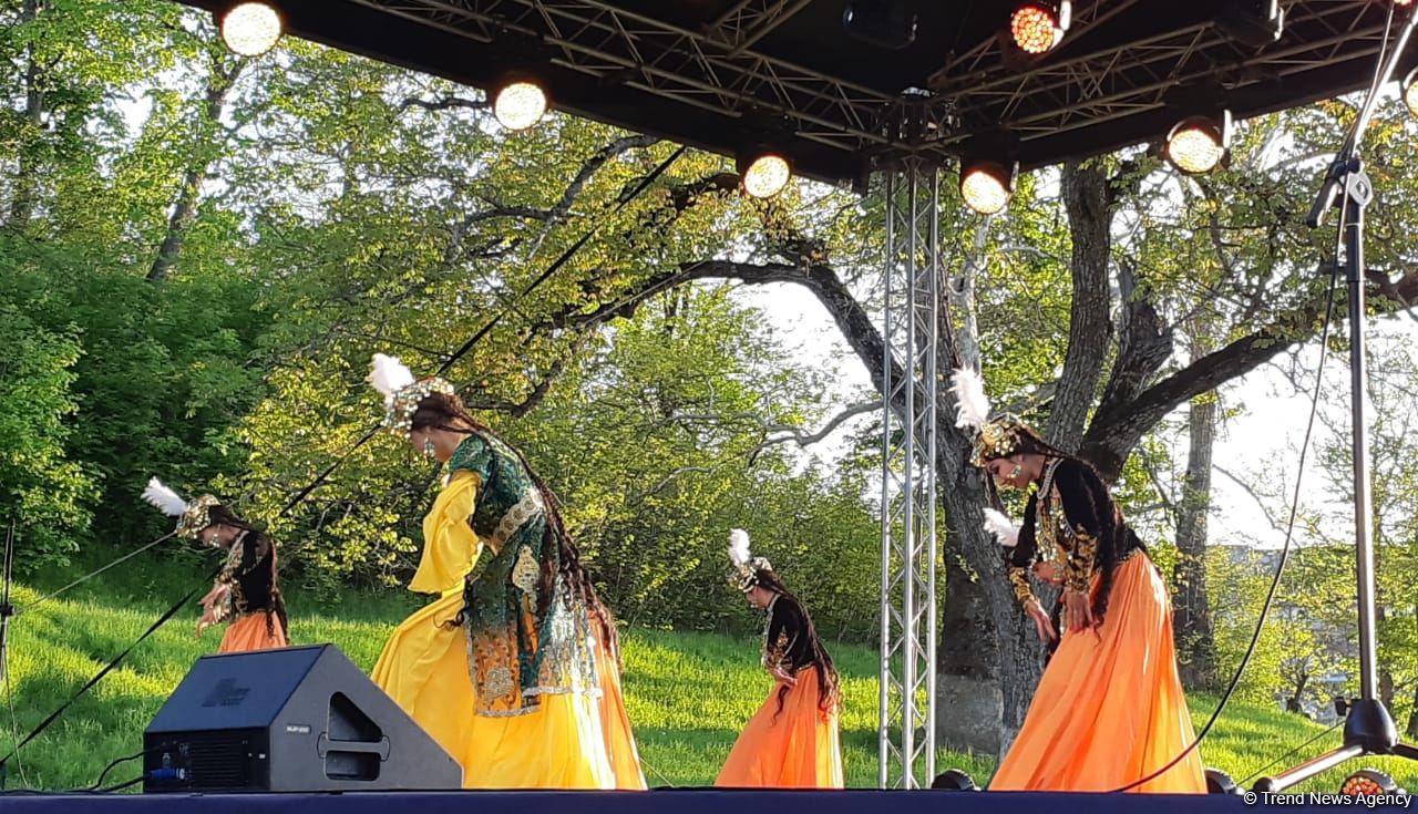 Танцевальные коллективы из Пакистана и Узбекистана выступили на V Международном фольклорном фестивале "Харыбюльбюль" (ФОТО/ВИДЕО)