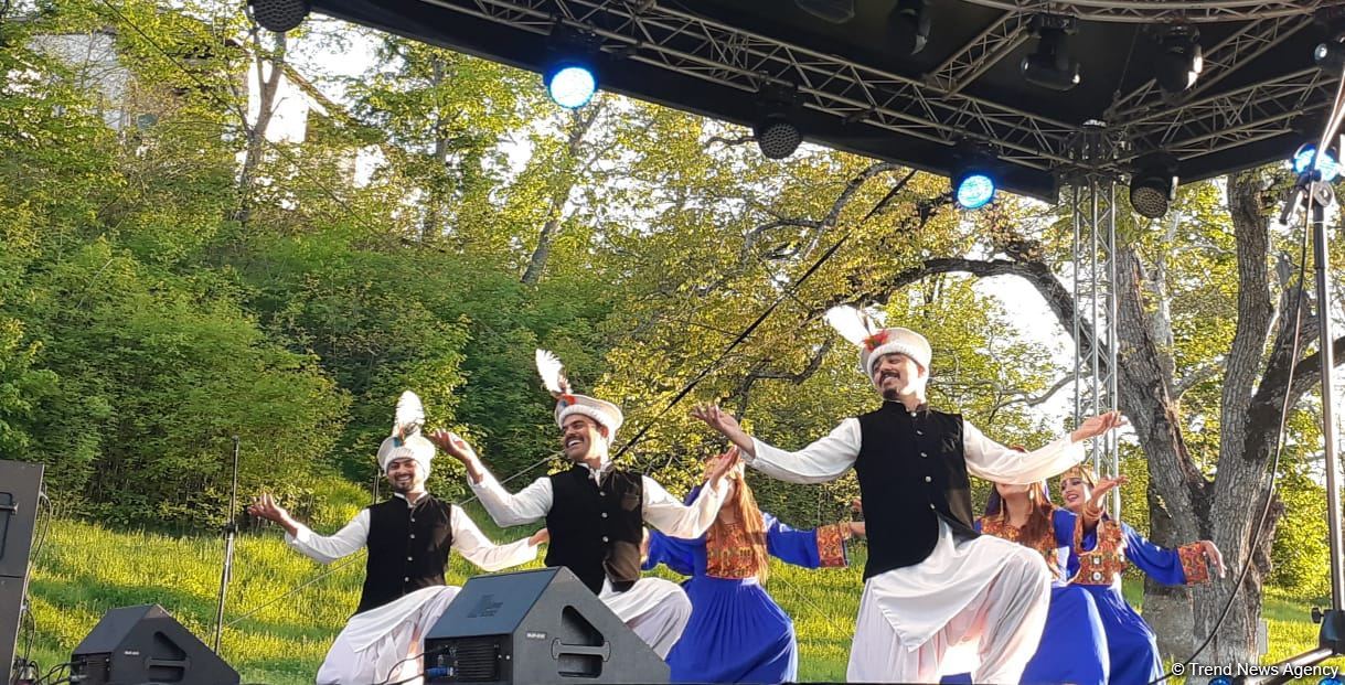 Танцевальные коллективы из Пакистана и Узбекистана выступили на V Международном фольклорном фестивале "Харыбюльбюль" (ФОТО/ВИДЕО)