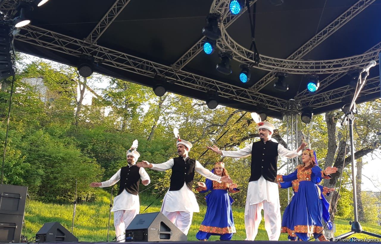 Танцевальные коллективы из Пакистана и Узбекистана выступили на V Международном фольклорном фестивале "Харыбюльбюль" (ФОТО/ВИДЕО)